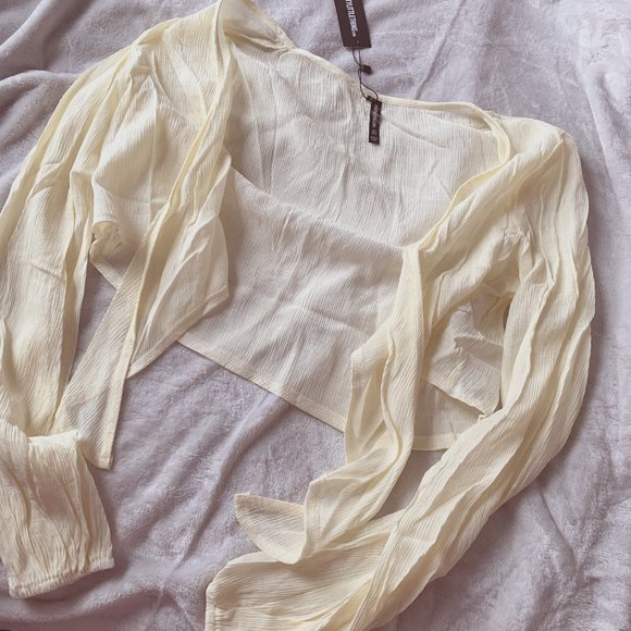 PrettyLittleThing Tops - NWT Prettylittlething Cream Textured Tie Front Long Sleeve Crop Top